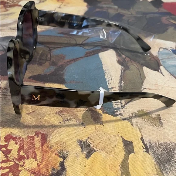 Sunglasses display picture 2